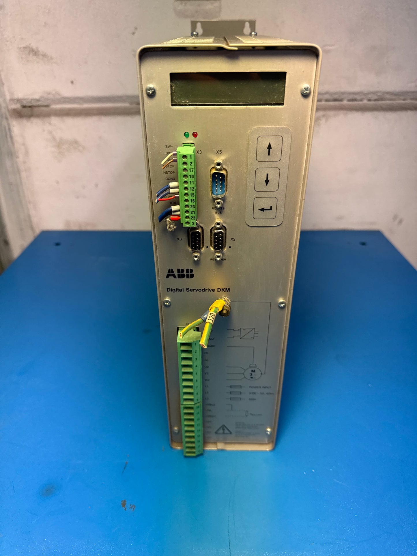 ABB сервопривод DKM 03001 3ADM200121R0101 AC400V 1.8kVA 50/60Hz