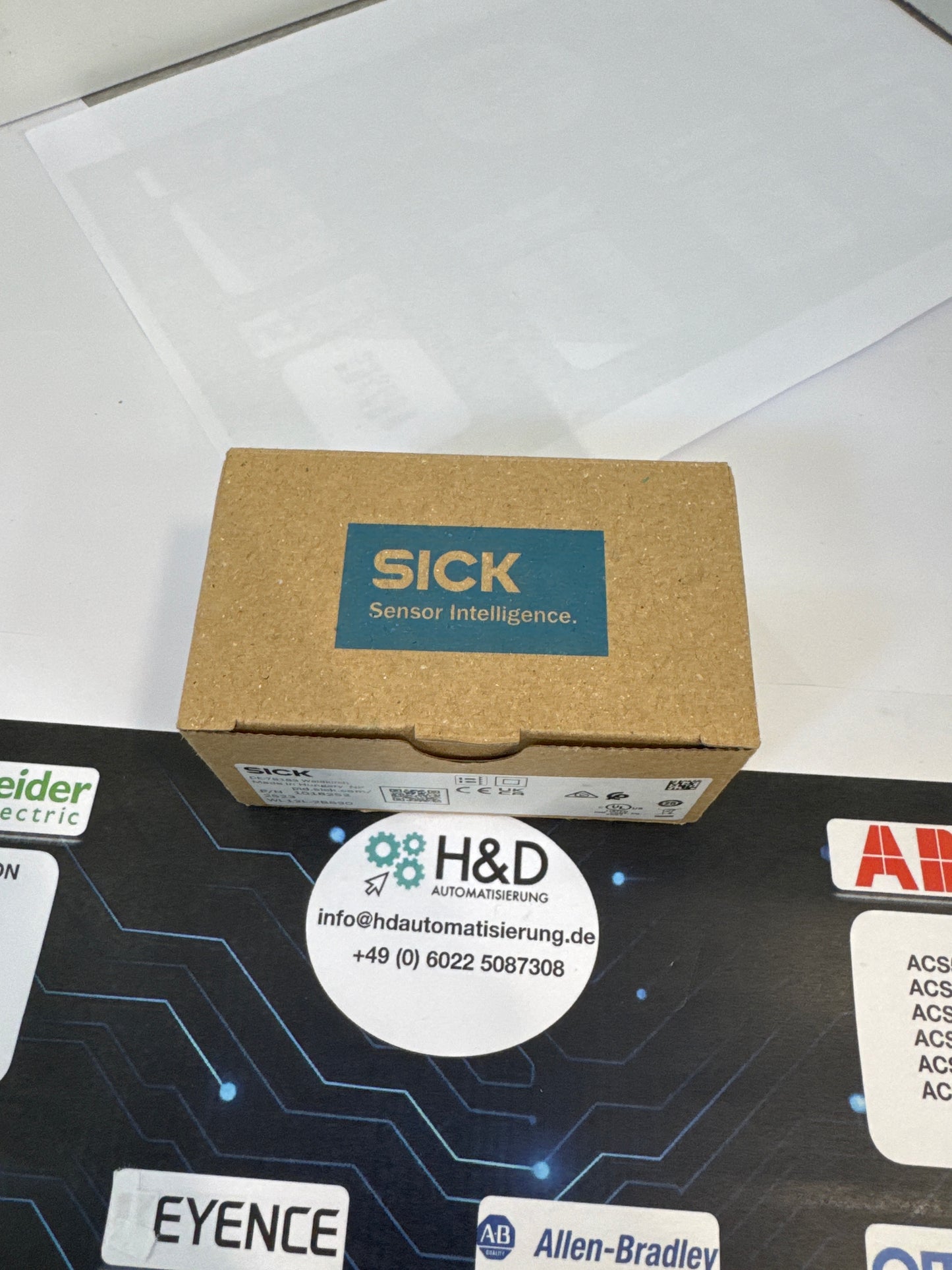 WL12L-2B530   Sick   Photoelectric Sensor  1018252   New and Sealed