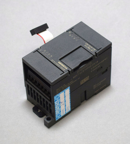 SIEMENS 6ES7223-1HF22-0XA8 in magazzino